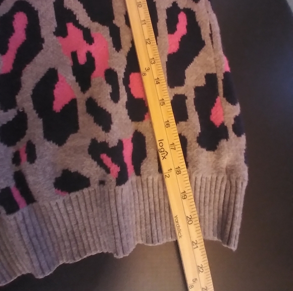 Paisley Grace Women's Gray and Pink Leopard Print Sweater Size M Cut Out In Back - Picture 3 of 10